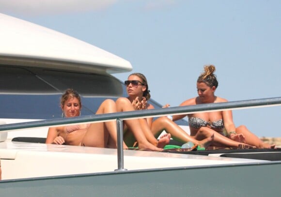 Crystal Audigier (au centre) en vacances à Ibiza le 30 juillet 2011