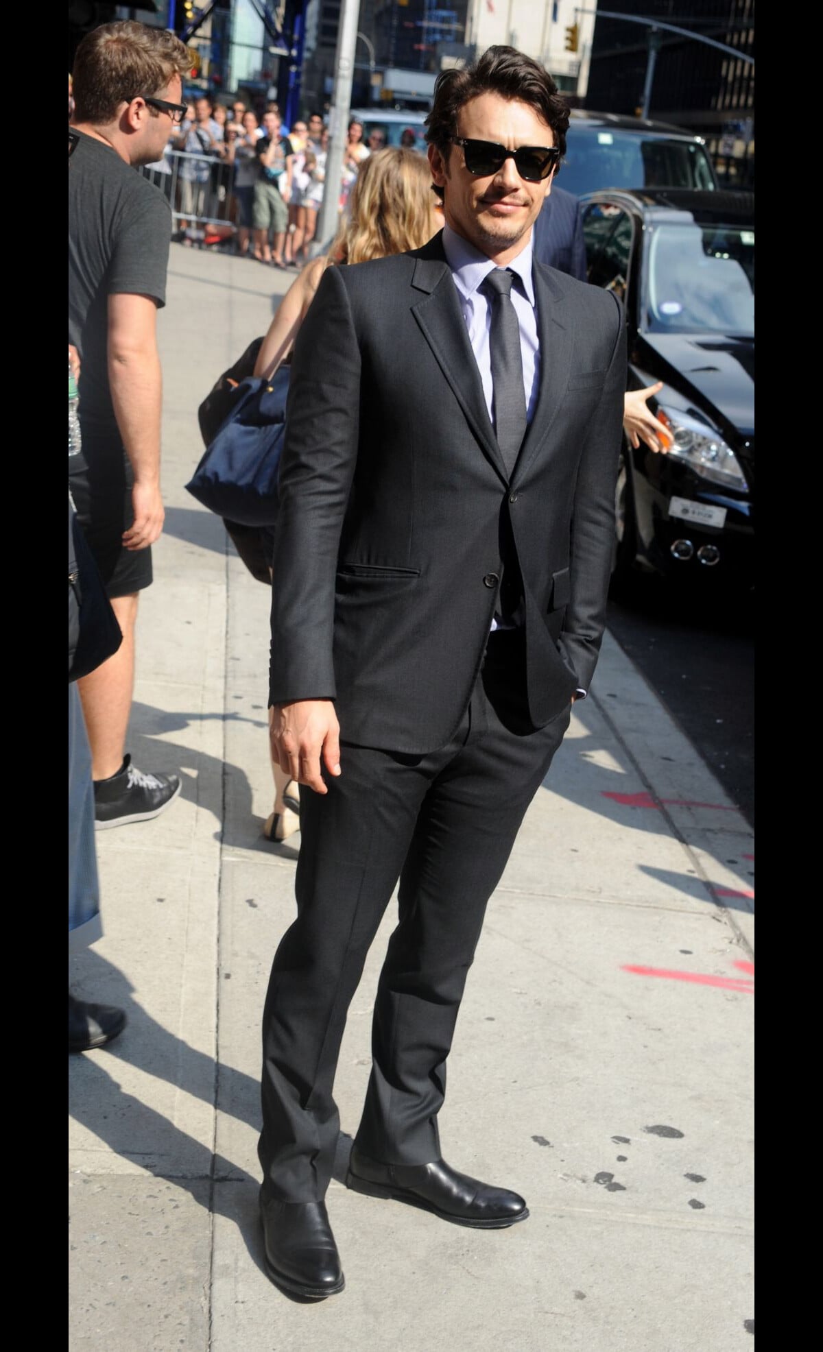 Photo James Franco, version costume, à sa sortie du Late Show de David Letterman à New York le
