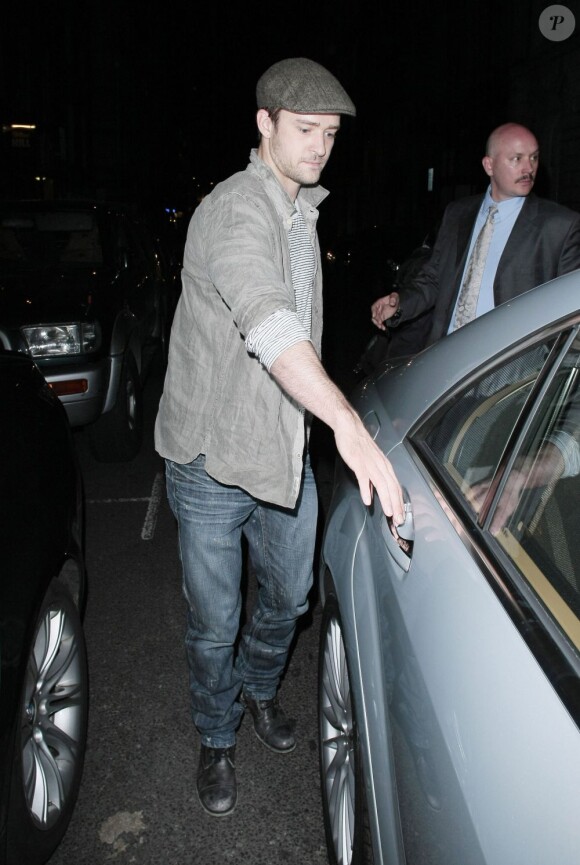 Justin Timberlake sortant du restaurant avec sa partenaire à l'écran (et plus?) Mila Kunis. Le 2 août 2011 à Londres