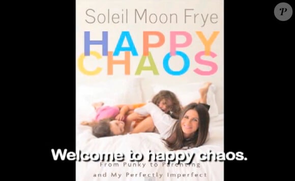 Soleil Moon Frye dans sa vidéo promo pour son livre Happy Chaos