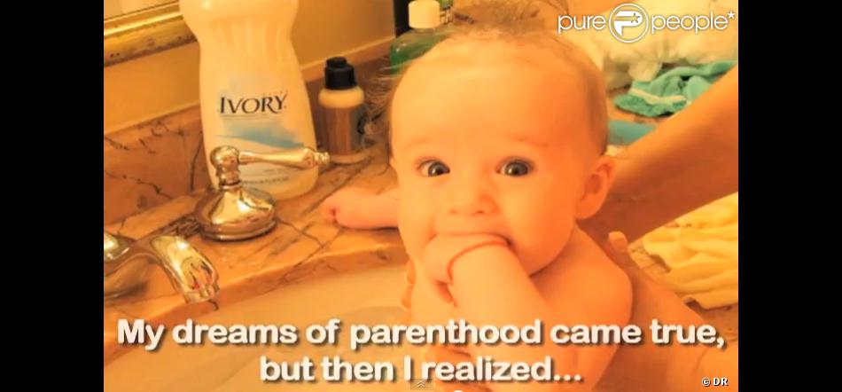 Une des filles de Soleil Moon Frye dans sa vidéo promo pour son livre Happy Chaos - Purepeople