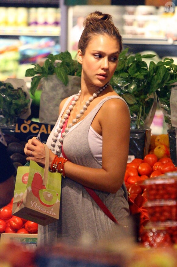 Jessica Alba dans un supermarché à Los Angeles le 2 août 2011