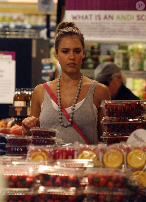 Jessica Alba dans un supermarché à Los Angeles le 2 août 2011