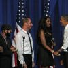 Barack Obama chaleureusement acceuilli à Chicago par Jennifer Hudson pour un événement caritatif le 3 août 2011. Il en a profité pour fêter un peu en avance, son anniversaire !