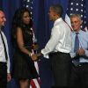 Barack Obama chaleureusement acceuilli à Chicago par Jennifer Hudson pour un événement caritatif le 3 août 2011. Il en a profité pour fêter un peu en avance, son anniversaire !