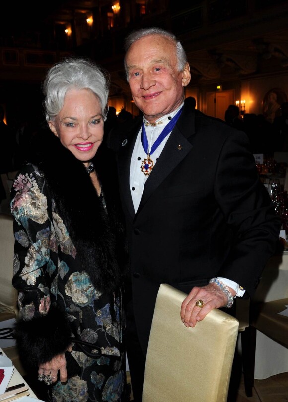 Buzz Aldrin et sa future ex-troisième épouse Lois Cannon, en février 2011, lors de l'une de leurs dernières apparitions ensemble. L'astronaute a demandé le divorce le 15 juin 2011.