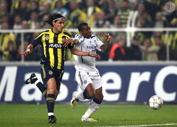 Önder Turaci en avril 2008, lors d'un quart de finale de Ligue des Champions avec Fenerbahçe face au Chelsea de Florent Malouda.
Seulement 4 mois après son mariage avec le footballeur Önder Turaci, la Miss Bruxelles Ayse Ozdemir, 19 ans, demande le divorce et raconte avoir été battu par son compagnon.