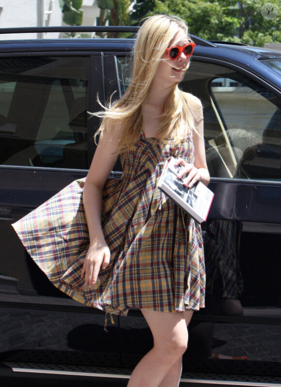 Elle Fanning à Los Angeles le 5 août 2011 dans un look teenage qu'on adore.