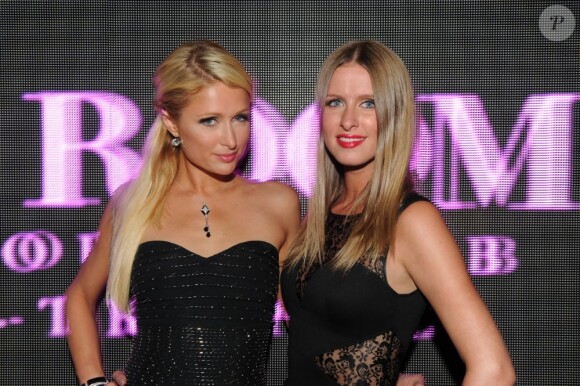Paris Hilton passe un moment festif avec sa soeur Nicky au VIP Room de Jean-Roch, à Saint-Tropez. Août 2011