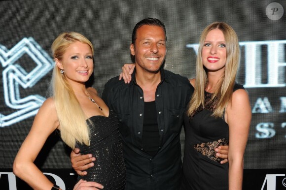 Paris Hilton passe un moment festif avec sa soeur Nicky et Jean-Roch au VIP Room de Jean-Roch, à Saint-Tropez. Août 2011