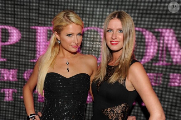 Paris Hilton passe un moment festif avec sa soeur Nicky au VIP Room de Jean-Roch, à Saint-Tropez. Août 2011