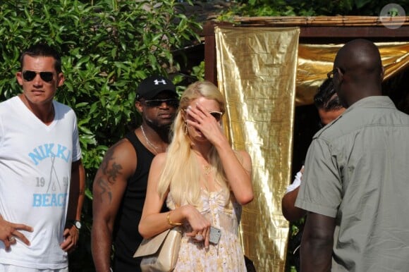 Paris Hilton sort du Nikki Beach. Août 2011