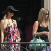 Paris Hilton et Nicky Hilton se rendent dans un magasin Chanel, samedi 6 août 2011, à St-Tropez.