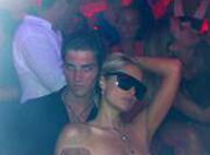 Paris Hilton finit sa nuit de folie au VIP Room avec un beau mannequin français