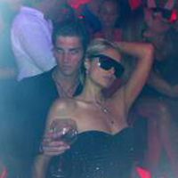 Paris Hilton finit sa nuit de folie au VIP Room avec un beau mannequin français
