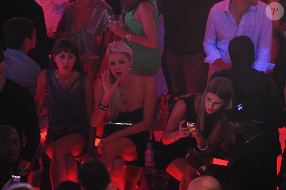 Paris Hilton et sa soeur Nicky, déchaînées au VIP Room, à Saint-Tropez. Août 2011