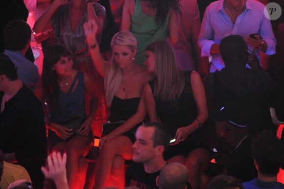 Paris Hilton et sa soeur Nicky, déchaînées au VIP Room, à Saint-Tropez. Août 2011