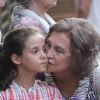 La reine Sofia embrasse ses petites-filles, à Majorque. 7 Août 2011
 