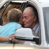 Les petits-enfants de Juan Carlos l'embrasse, alors qu'il se trouve dans son véhicule, à Palma de Majorque. 7 Août 2011
 