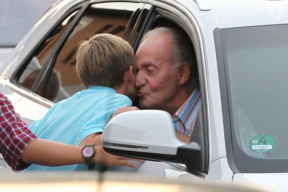Les petits-enfants de Juan Carlos l'embrasse, alors qu'il se trouve dans son véhicule, à Palma de Majorque. 7 Août 2011
 