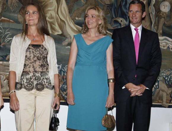 L'infante Elena aux côtés d'Iñaki Urdangarin et de Cristina d'Espagne, lors d'un dîner de gala à Majorque. 7 Août 2011
 