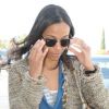 L'actrice Zoe Saldana arbore un look de ville lors de ses voyages, et n'oublie pas les lunettes de soleil (des Ray-Ban Clubmaster) pour cacher des yeux fatigués. Aéroport de Nice, le 20 mai 2011.
