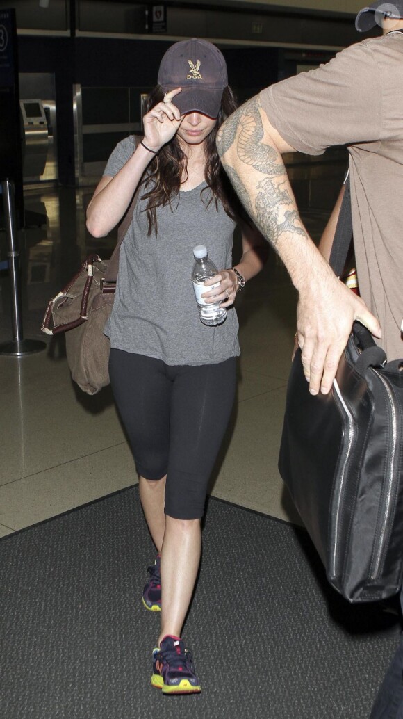 La sensation Megan Fox se fiche littéralement d'avoir du style lorsqu'elle voyage : un legging et des baskets, voilà de quoi être à l'aise pour plusieurs heures dans les airs. Aéroport de Los Angeles, le 13 juillet 2011. 