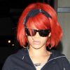 La chanteuse Rihanna a choisi son camp : un look sportif, un ensemble jogging et des baskets Nike, des Ray-Ban Wayfarer pour cacher des cernes et un sac Prada pour y mettre toutes ses petites affaires. Aéroport de Los Angeles, le 25 mai 2011.
