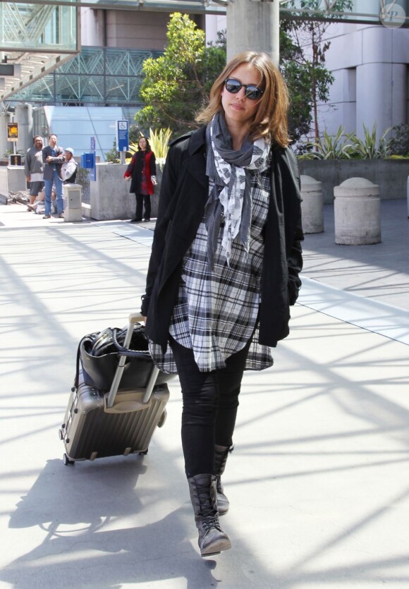 Jessica Alba dans un look chilly pour voyager, avec sa valise Rimowa. Aéroport de Los Angeles.