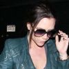 Victoria Beckham, juchée sur ses chaussures Christian Louboutin, donne plus l'impression de se rendre à une soirée privée qu'à l'aéroport. Los Angeles (LAX), le 12 mars 2011.