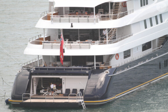 Michael Douglas et Catherine Zeta-Jones à Porto Venere le 22 juillet 2011 : ils se prélassent dans un luxueux yacht