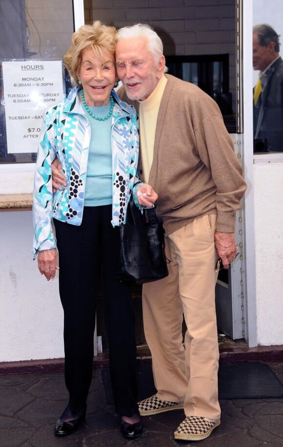 Kirk Douglas et sa femme Anne déjeunent à Beverly Hills le 10 août 2011