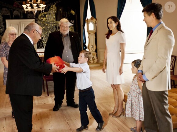 En l'honneur de sa rentrée à l'école primaire le 12 août, le prince Christian, sous les yeux de ses parents Frederik et Mary de Danemark et de sa petite soeur Isabella, a reçu en cadeau du Groenland une tenue traditionnelle.