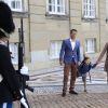 Avant de partir pour son premier jour de classe à l'école primaire de Gentofte, vendredi 12 août 2011, le prince Christian, 5 ans, fils du prince Frederik et de la princesse Mary de Danemark, a posé devant le palais d'Amalienborg et répondu avec impertinence aux questions des journalistes.