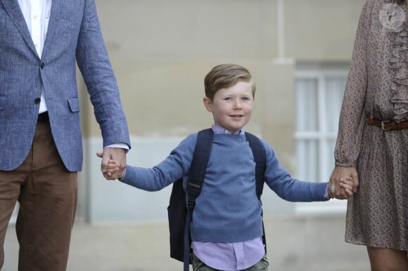 Avant de partir pour son premier jour de classe à l'école primaire de Gentofte, vendredi 12 août 2011, le prince Christian, 5 ans, fils du prince Frederik et de la princesse Mary de Danemark, a posé devant le palais d'Amalienborg et répondu avec impertinence aux questions des journalistes.