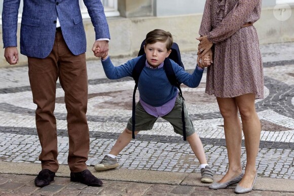 Avant de partir pour sa rentrée à l'école primaire de Gentofte, vendredi 12 août 2011, le prince Christian, 5 ans, fils du prince Frederik et de la princesse Mary de Danemark, a posé devant le palais d'Amalienborg et répondu avec impertinence aux questions des journalistes.