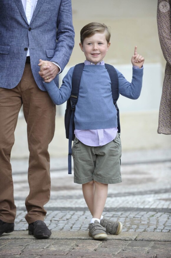 Prêt pour son premier jour de classe à l'école primaire de Gentofte, vendredi 12 août 2011, le prince Christian, 5 ans, fils du prince Frederik et de la princesse Mary de Danemark, a posé devant le palais d'Amalienborg et répondu avec impertinence aux questions des journalistes.