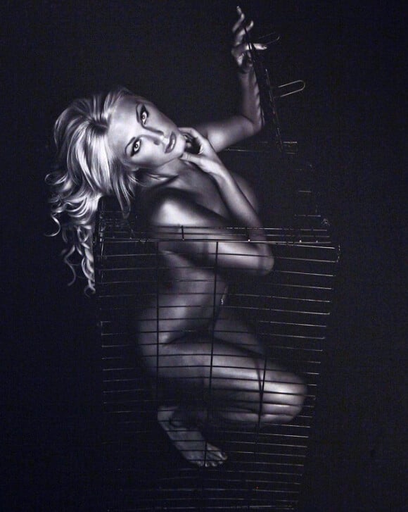 Brooke Hogan pose pour la PETA nue dans une cage.