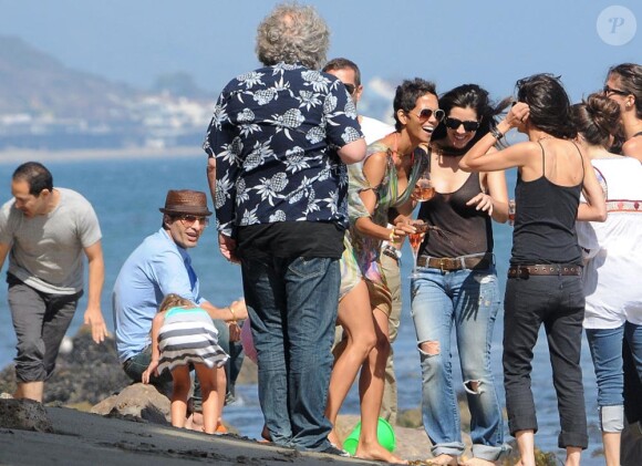 Halle Berry sa fille et son chéri sur la plage pour son anniversaire !