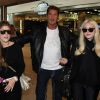 David Hasselhoff arrive à l'aéroport de Heathrow à Londres, mardi 16 août 2011, entouré de ses deux filles.