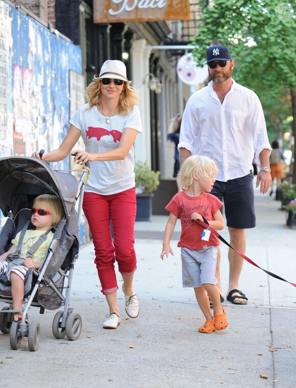 Naomi Watts et son mari Liev Schreiber avec leurs enfants Samuel Kai and Alexander Pete en promenade lors d'une journée ensoleillée, à New York, le 17 août 2011. 
