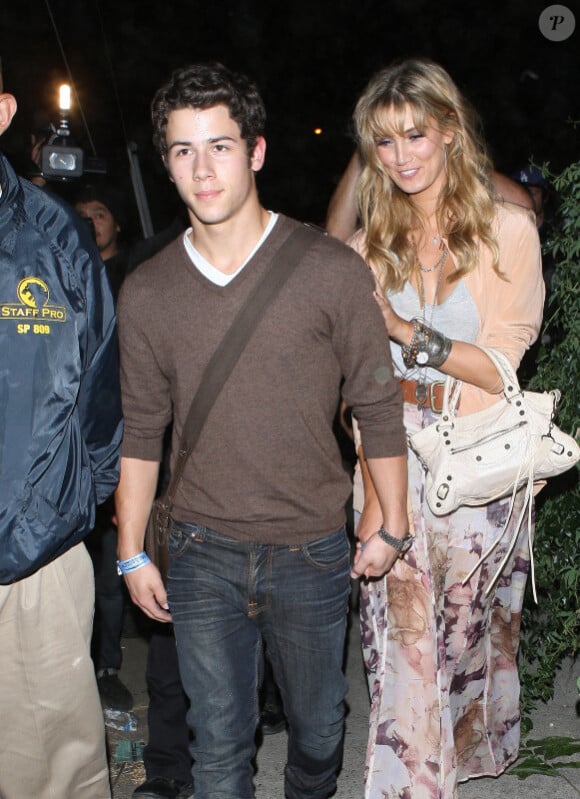 Nick Jonas et son amie Delta Goodrem arrivent main dans la main au concert d'Adele au Hollywood Palladium à Los Angeles le 17 août 2011 