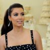 Kim Kardashian, en pleine sélection de son gâteau d'anniversaire, à Los Angeles, en juillet 2011.