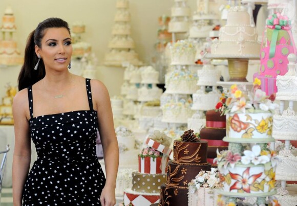 Kim Kardashian, en pleine sélection de son gâteau d'anniversaire, à Los Angeles, en juillet 2011.
