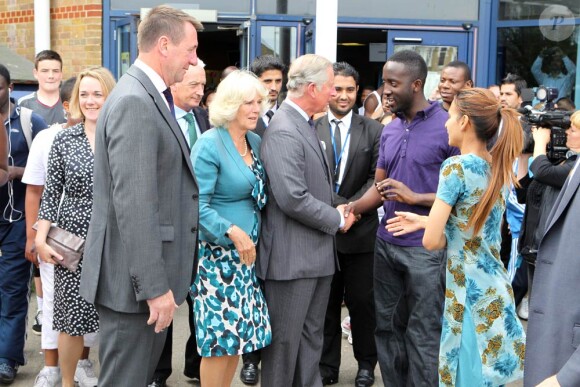 Le prince Charles et Camilla rencontrent des sans-abri londoniens suite aux émeutes survenues en Angleterre. Le mercredi 17 août 2011