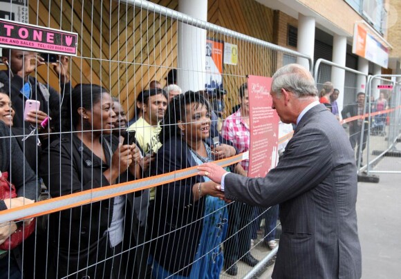 Le prince Charles et Camilla rencontrent des sans-abri suite aux émeutes survenues à Birmingham. Le mercredi 17 août 2011