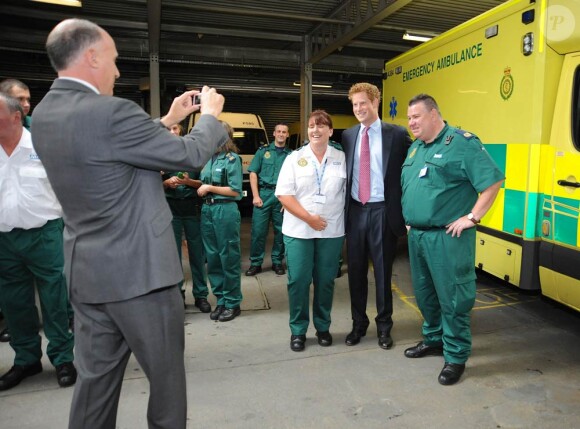 Le prince Harry rend visite aux sapeurs-pompiers de Manchester, ville également frappée par les émeutes survenues en Angleterre. Le mercredi 17 août 2011