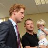 Le prince Harry rend visite aux sapeurs-pompiers de Manchester, ville également frappée par les émeutes survenues en Angleterre. Le mercredi 17 août 2011