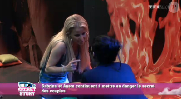 Ayem et Sabrina ont décidé de faire croire aux habitants qu'elles ont eu accès à deux secrets dans Secret Story 5