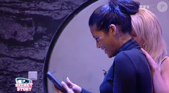 Ayem est très émue, elle a reçu un message vidéo de sa maman dans Secret Story 5